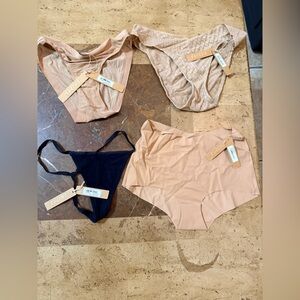 NWT SKIMS 4 piece bundle Black and Nude Underwear Set

LOT BIN 11